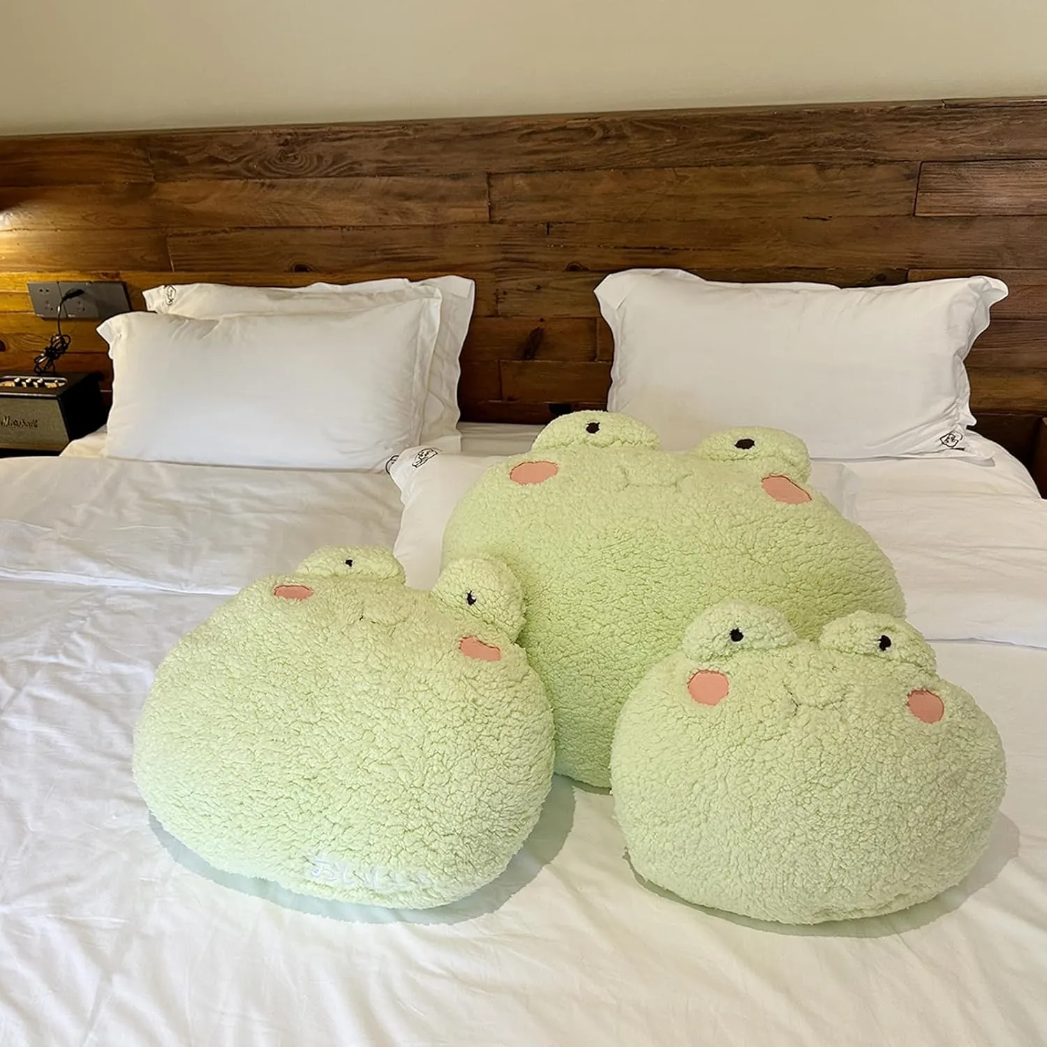 Frog Plush Pillow, Adorable Frog Stuffed Animal (15 * 14 inch), Home Cushion Decoration Plush Hugging Pillow Frog Toy Birthday Xmas Travel Gift for Kids Adults Girls Boys